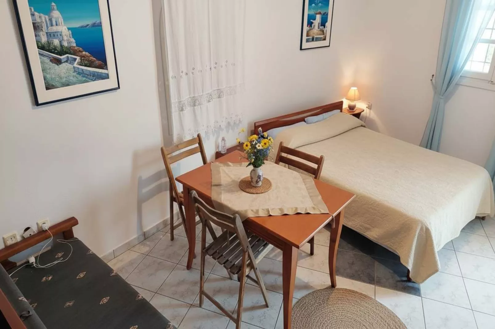 Peaceful Akrotiri Studio with Patio and Open Views - Woonkamer