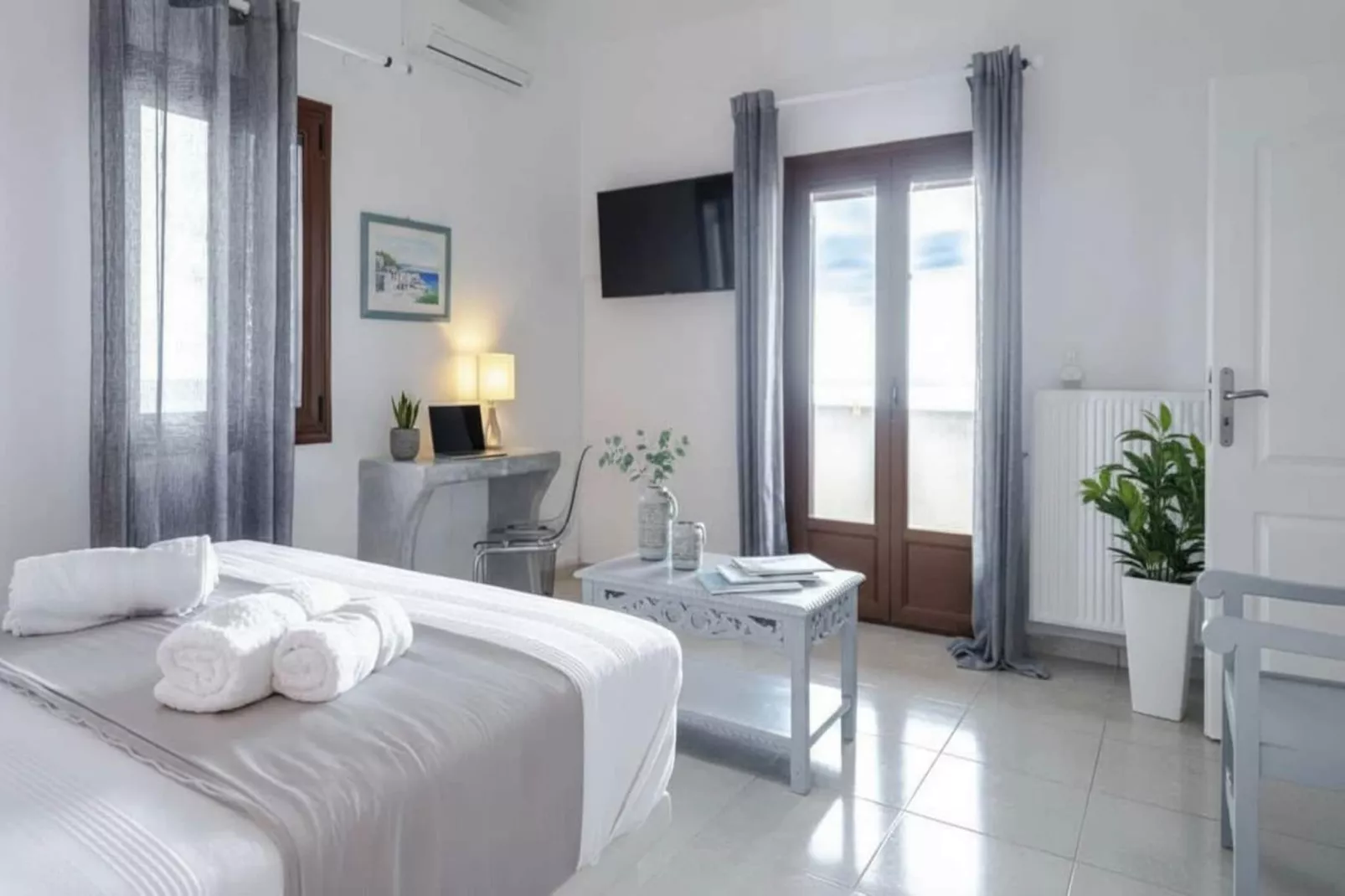 Stylish Santorini Residence with Endless Sea Views - Woonkamer