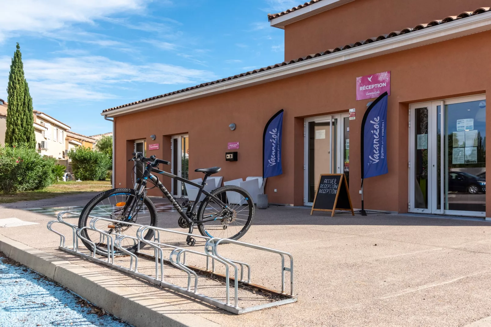 Les Demeures Torrellanes- Appartement 2 piÃ¨ces 4 personnes climatisÃ© - Buitenkant zomer