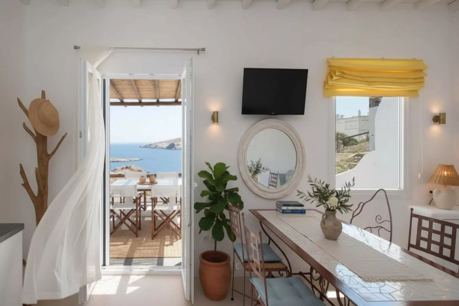 Scenic Agios Sostis Retreat with Sea Views - Eetkamer