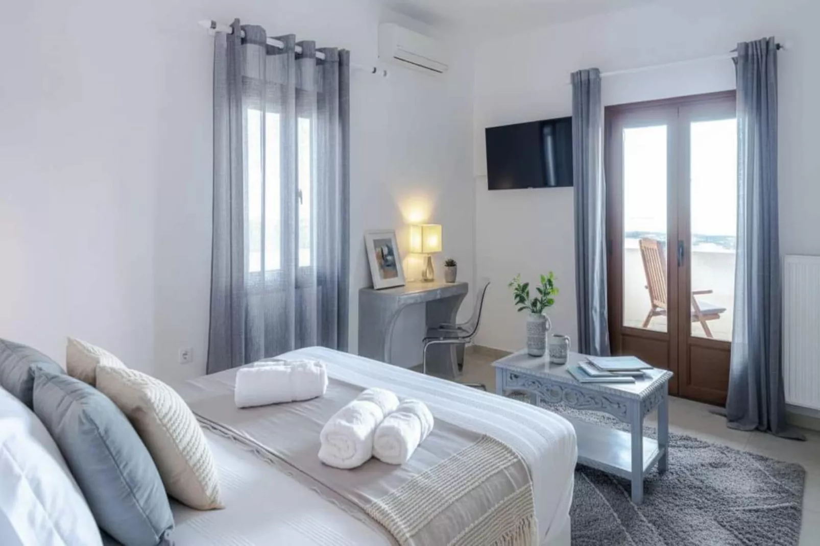 Stylish Santorini Residence with Endless Sea Views - Slaapkamer