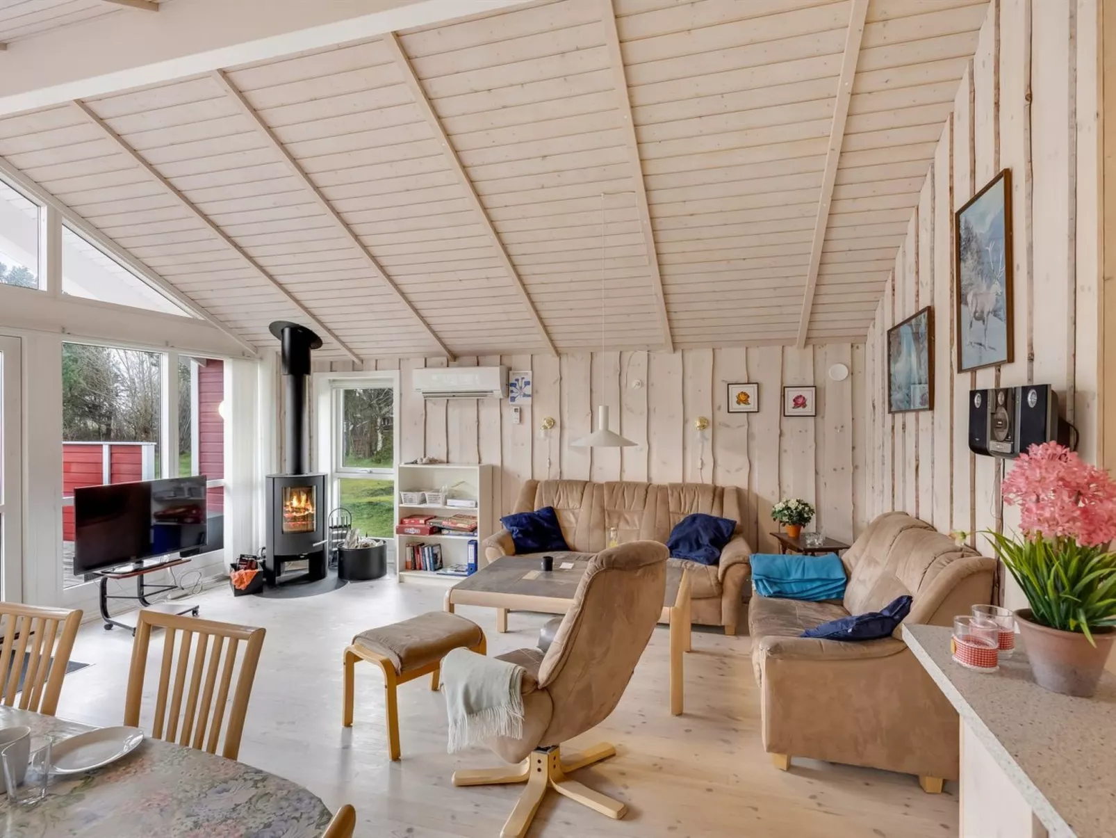 "Hialmar" - 300m from the sea - Binnen