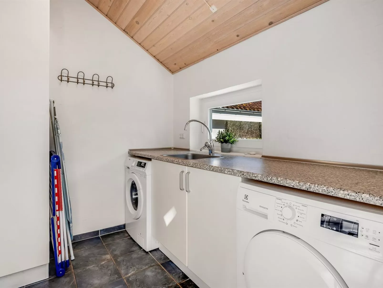 "Antoinetta" - 350m from the sea - Binnen