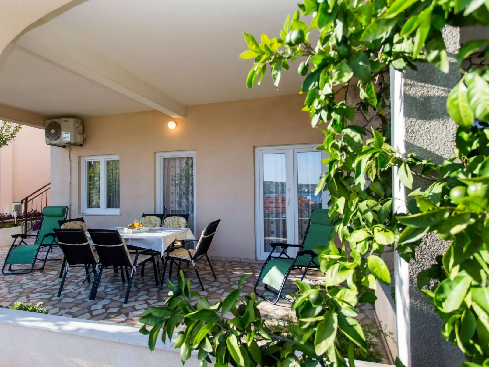 Strandnahe Ferienwohnung Jure mit großer Terrasse - Buiten