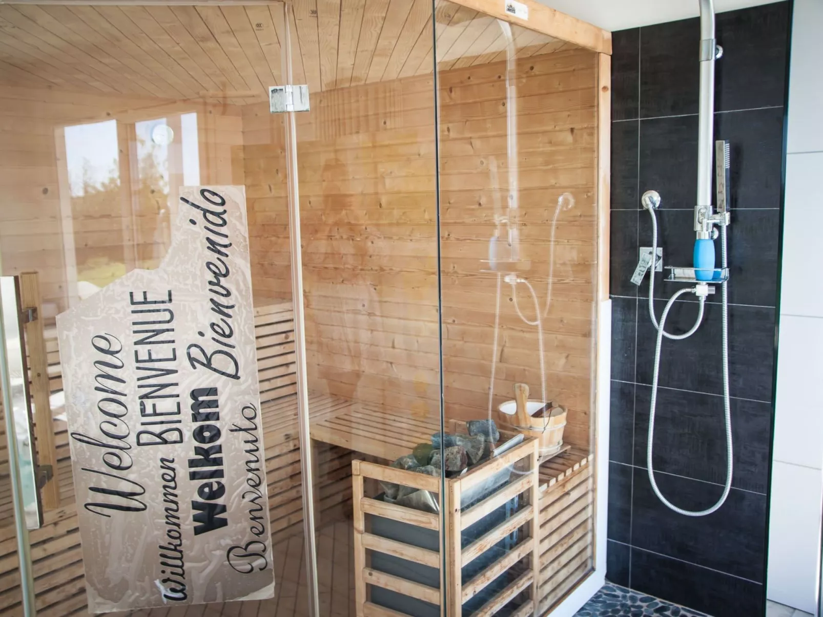 Halterung mit Wallbox - Binnen