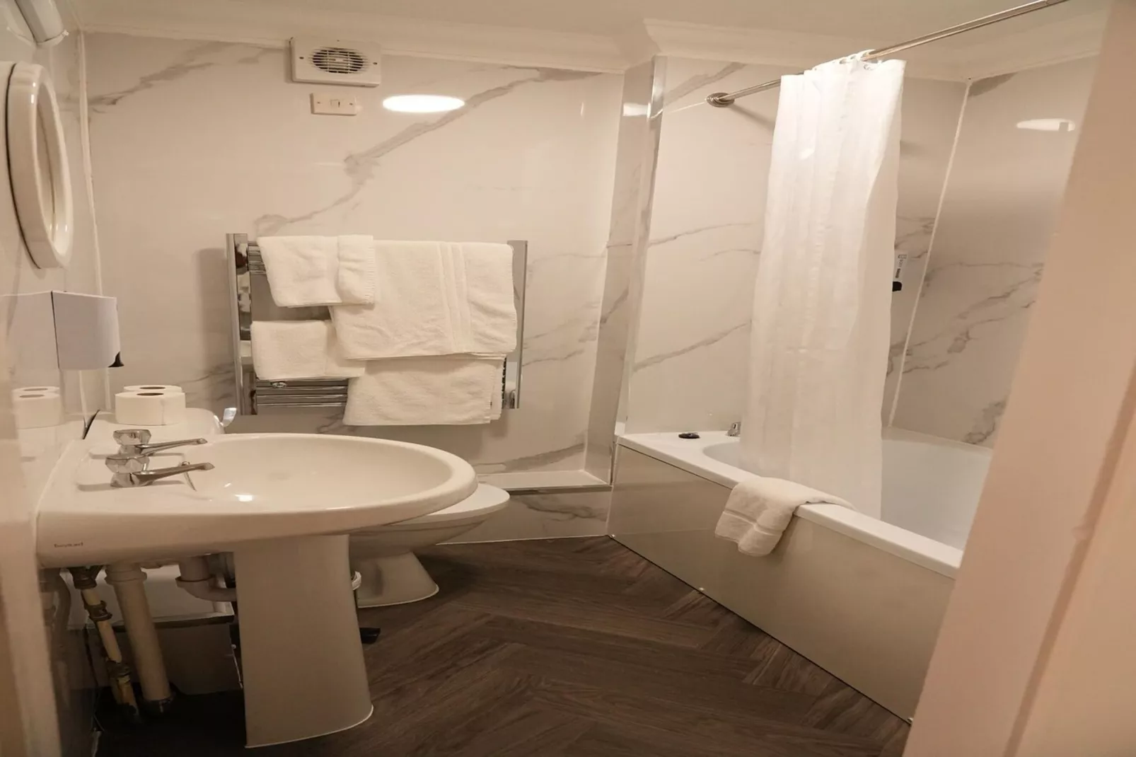 Standard Double Room - Badkamer