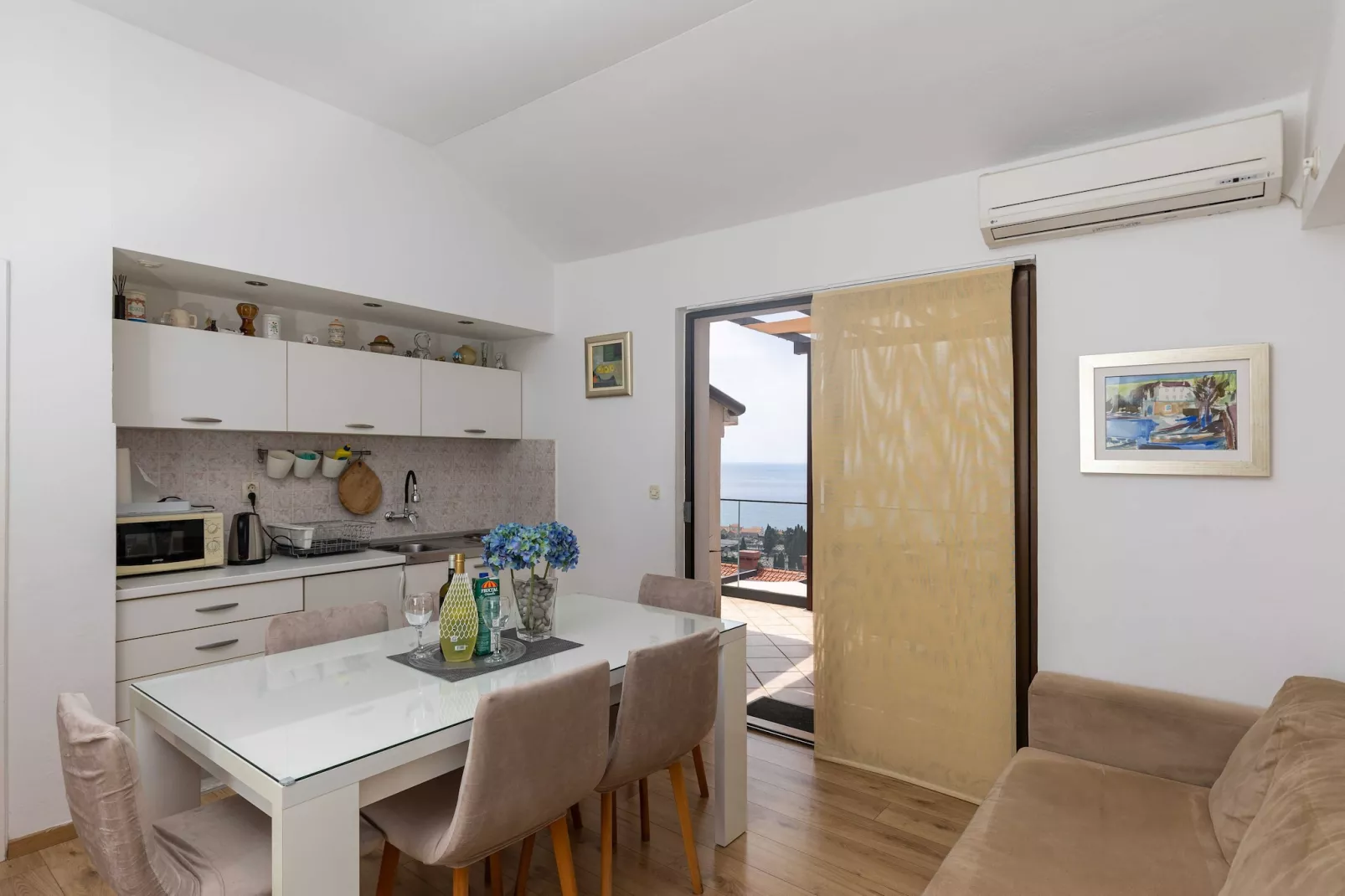 Guest House Kono - Two-Bedroom Apartment with Balcony and Sea View - Marka Gjaje Street - Eetkamer