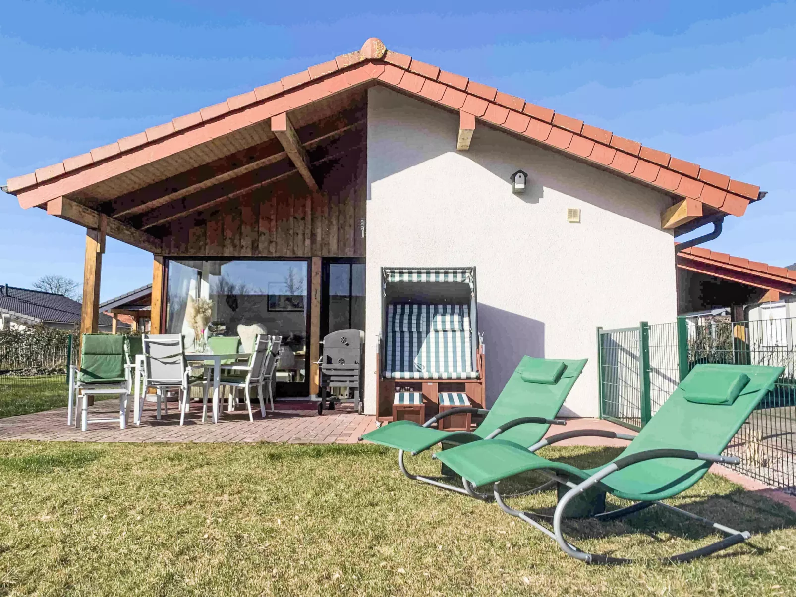 M1 Ferienhaus mit Garten, Terrasse und Carport
