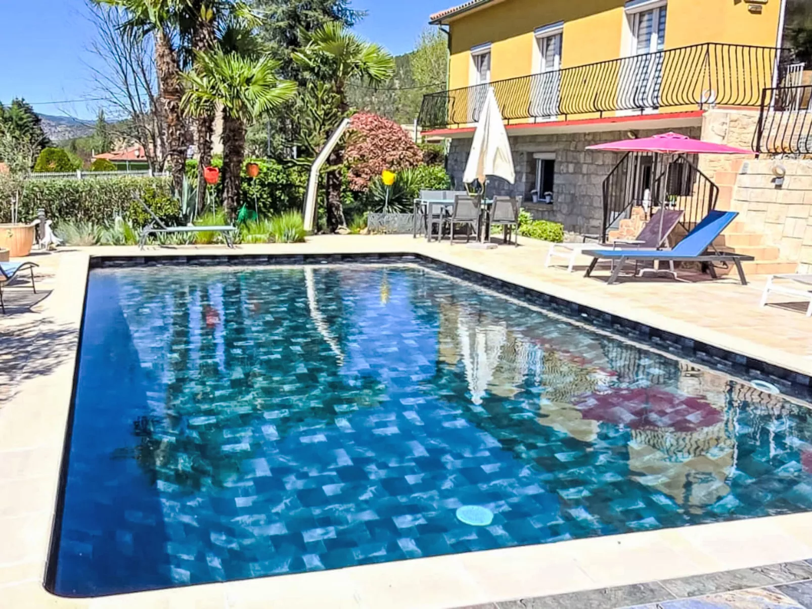 "Villa romaga mit Wallbox - Buiten