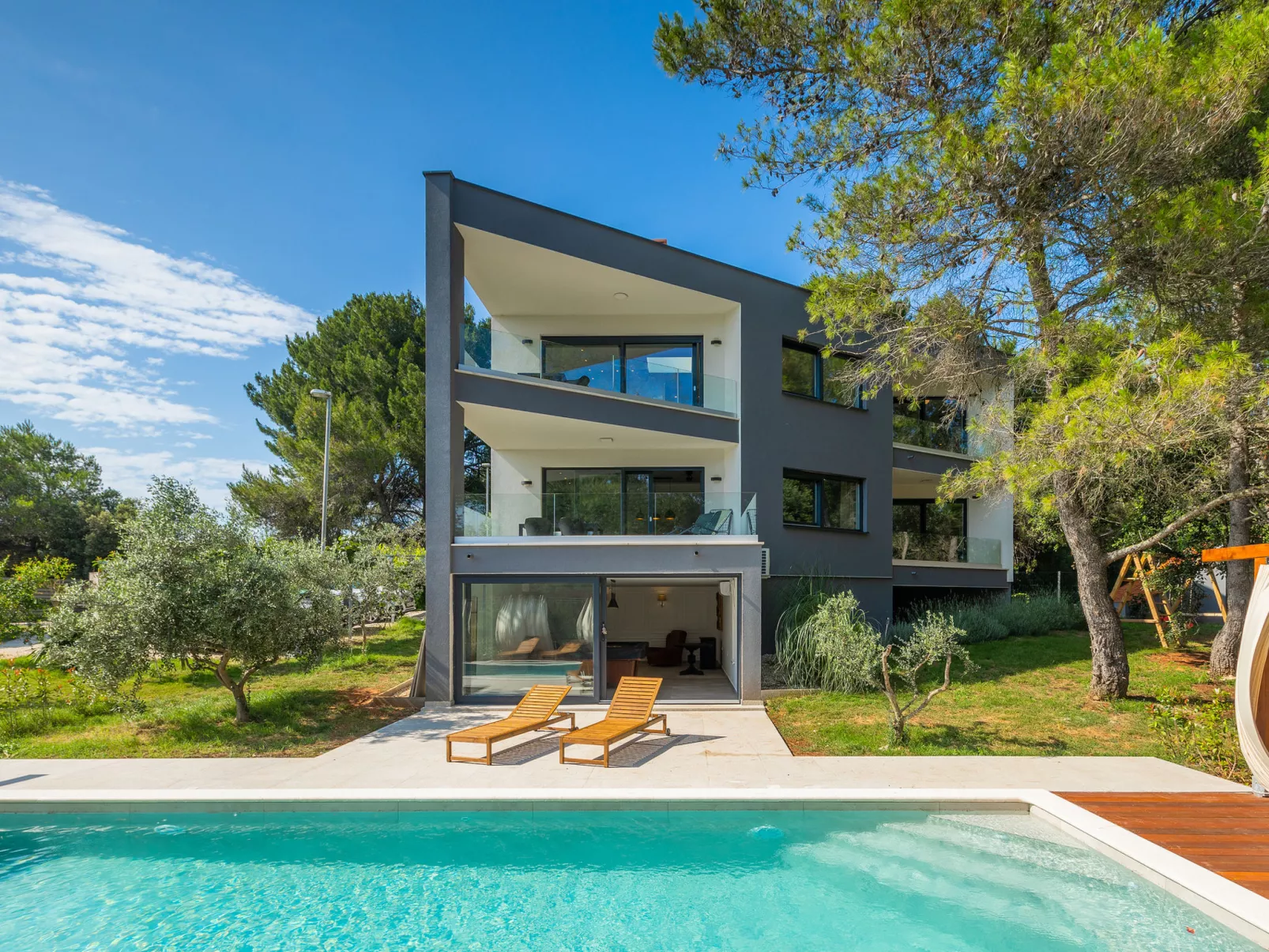 Villa Black and White