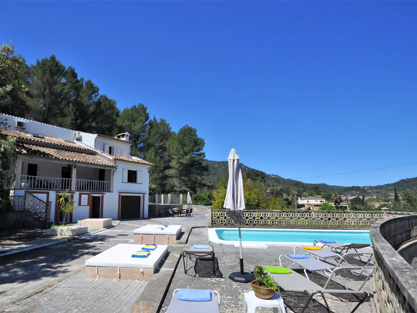 Villa con piscina privada, wifi, aire acondicionado y vistas a montaña ideal pa