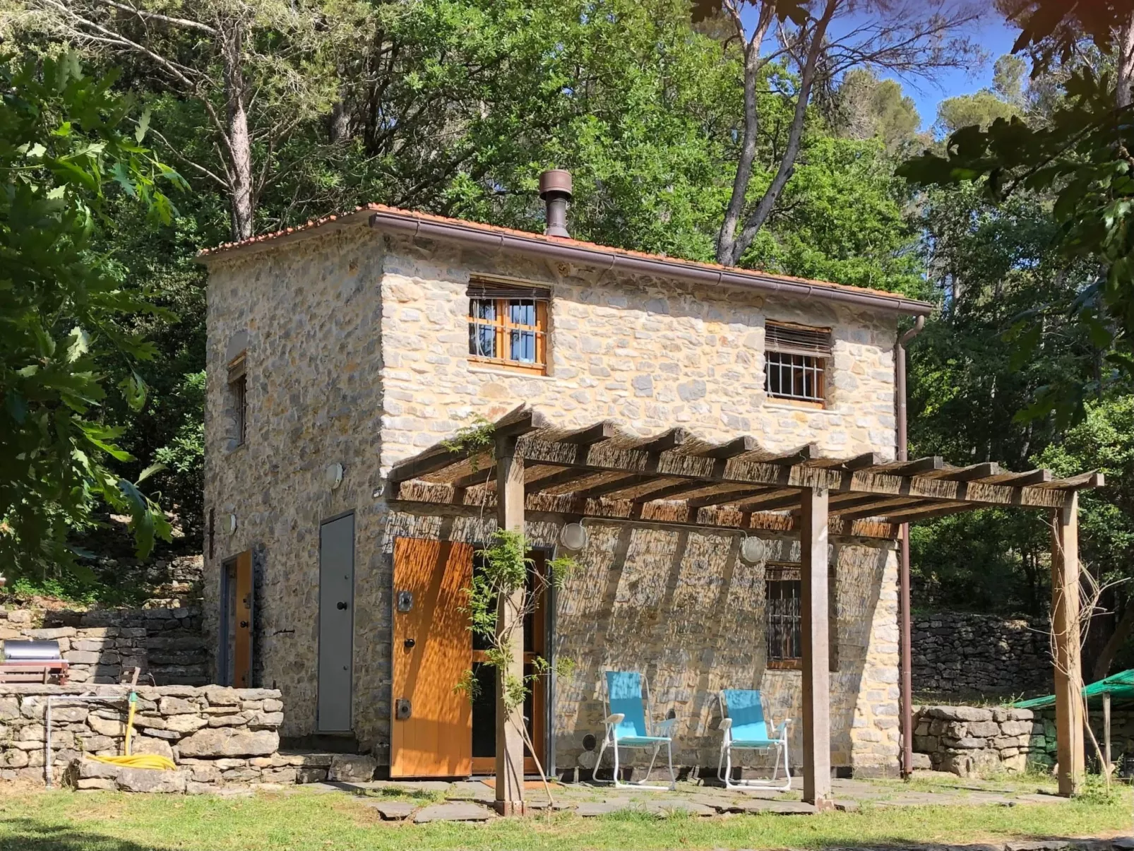Zypressen, ein Haus im Wald an der ligurischen Riviera