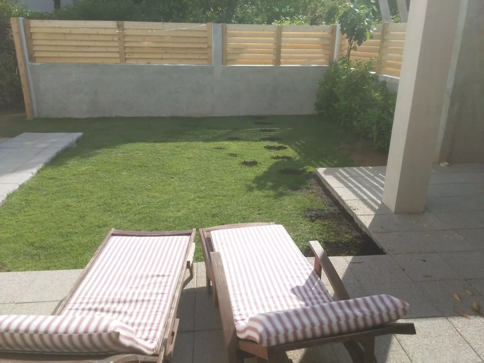 Modern eingerichtete Ferienwohnung mit großer privater Terasse, Außendusche und