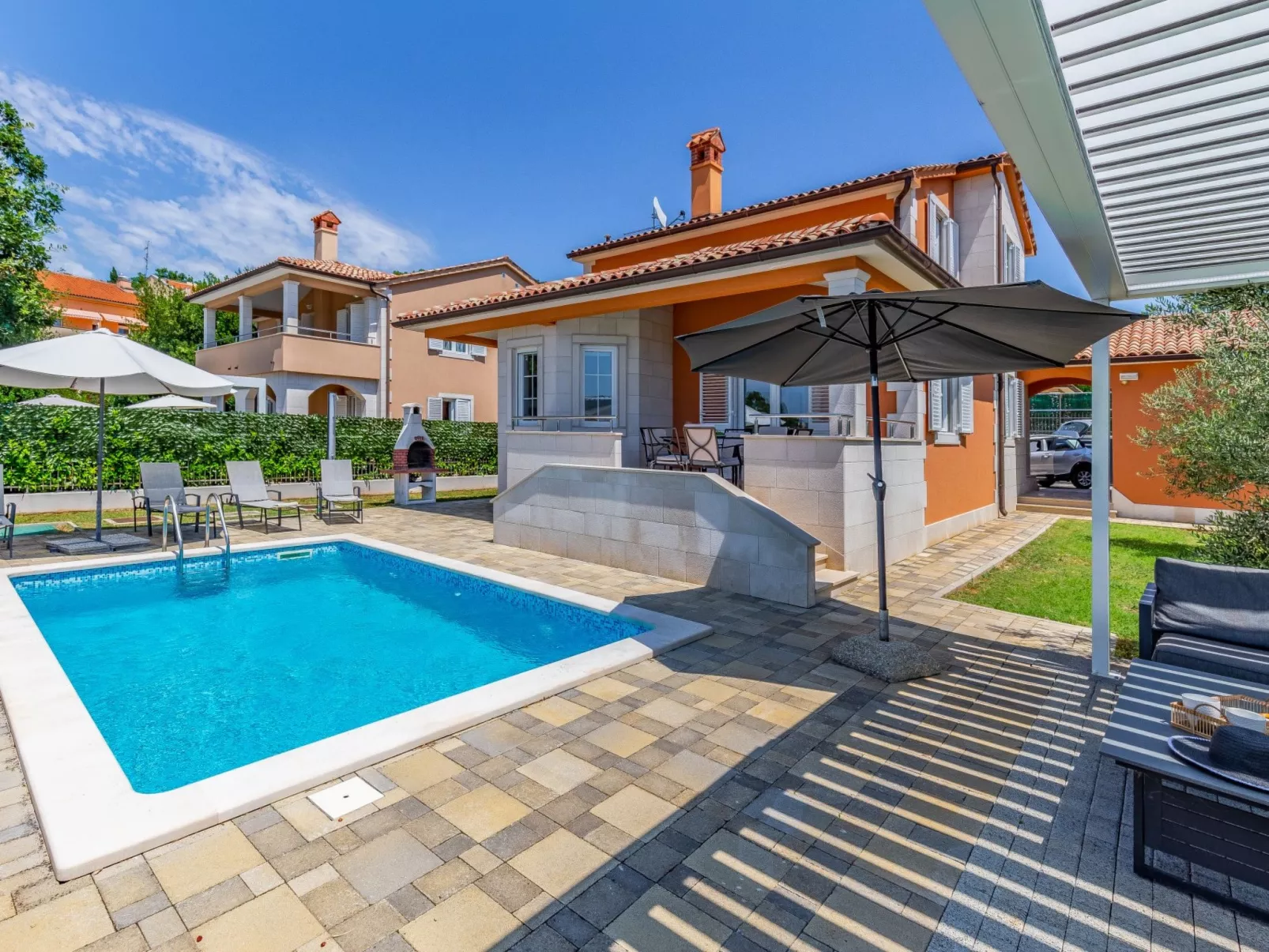 Villa Lotus 13F