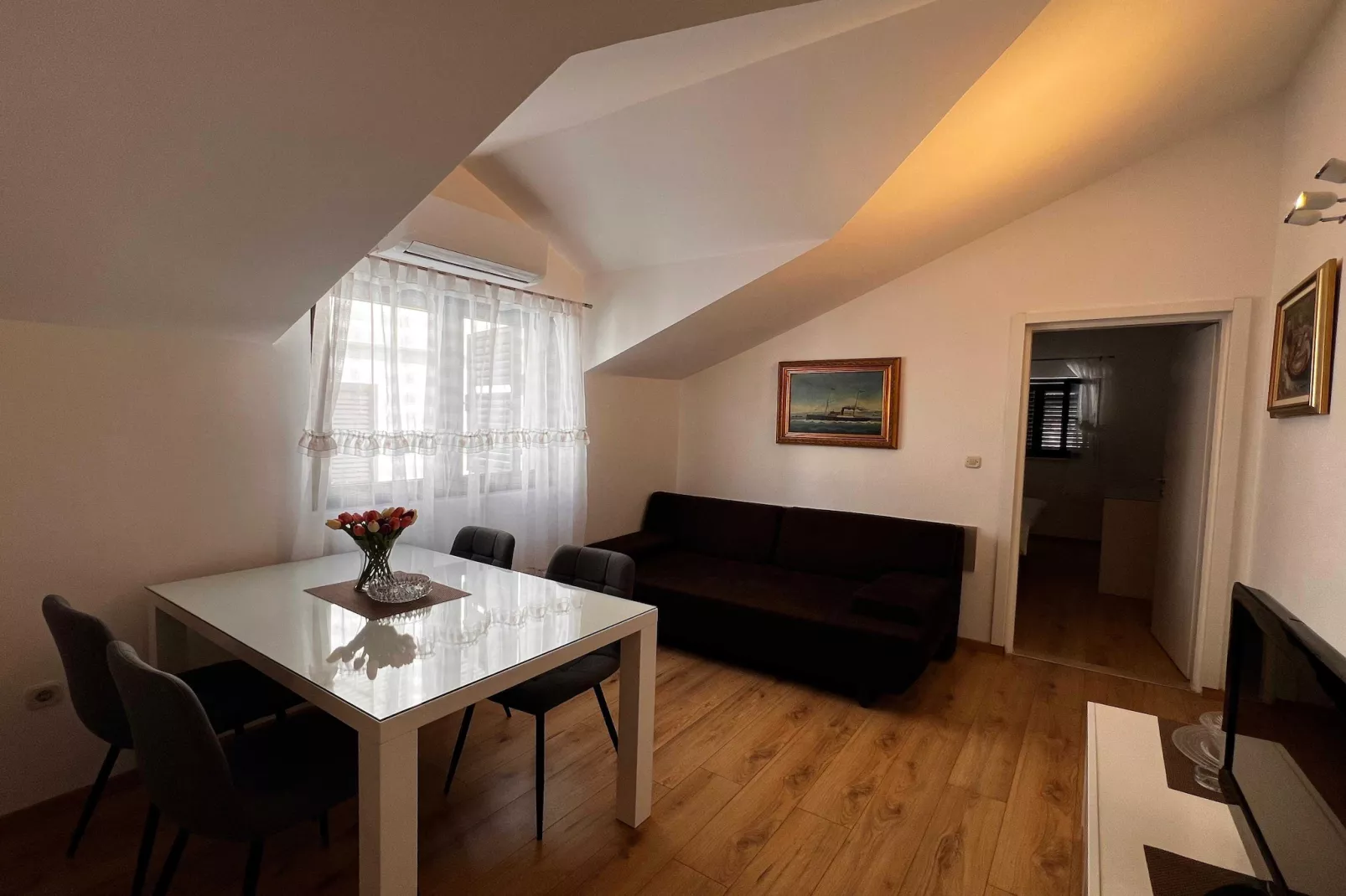 Guest House Kono - One-Bedroom Apartment with Patio and Sea View - Marka Gjaje Street - Woonkamer