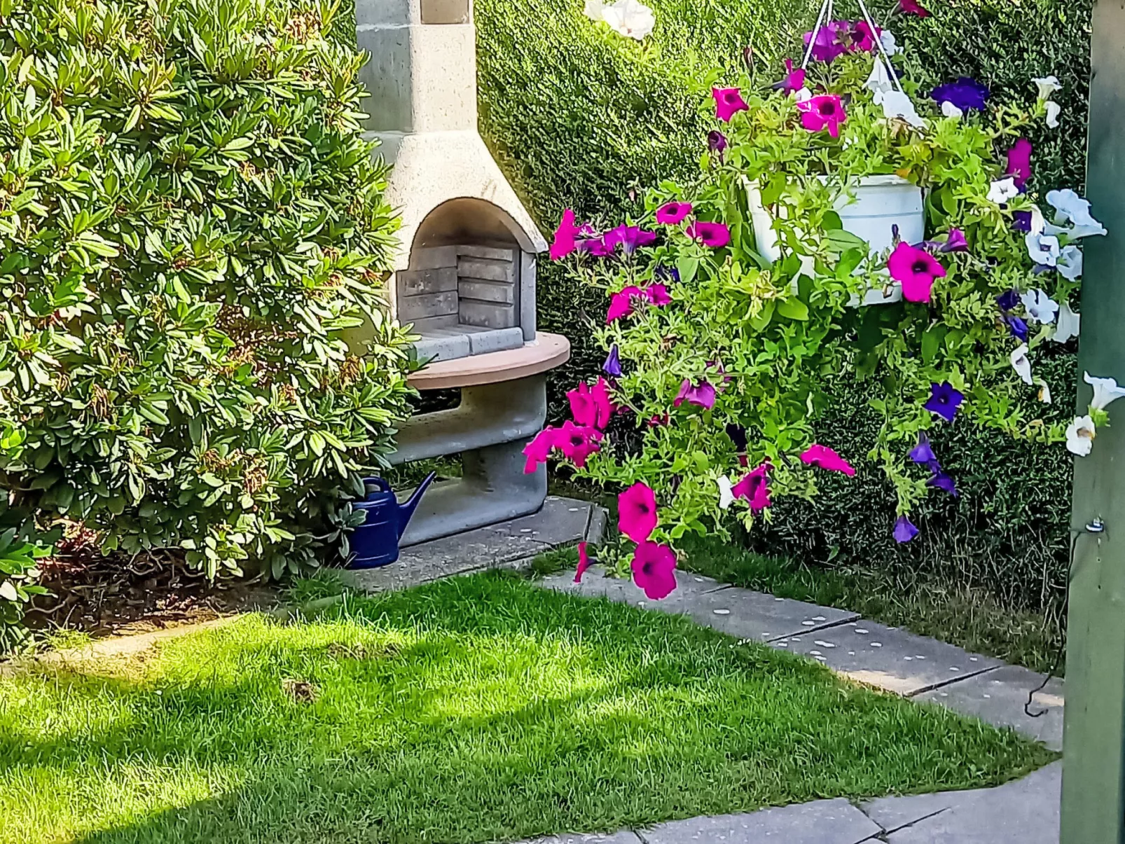 Uriges Ferienhaus mit Garten und Grill - Buiten