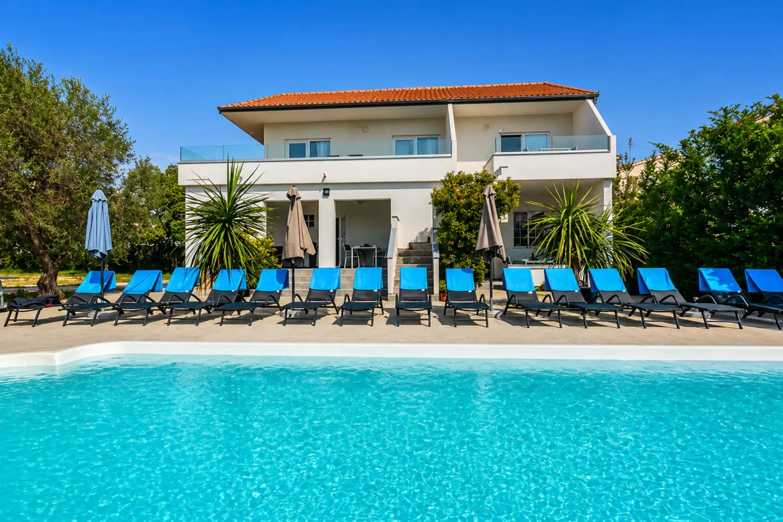Royal Selection with Pool - Two - Buitenkant zomer
