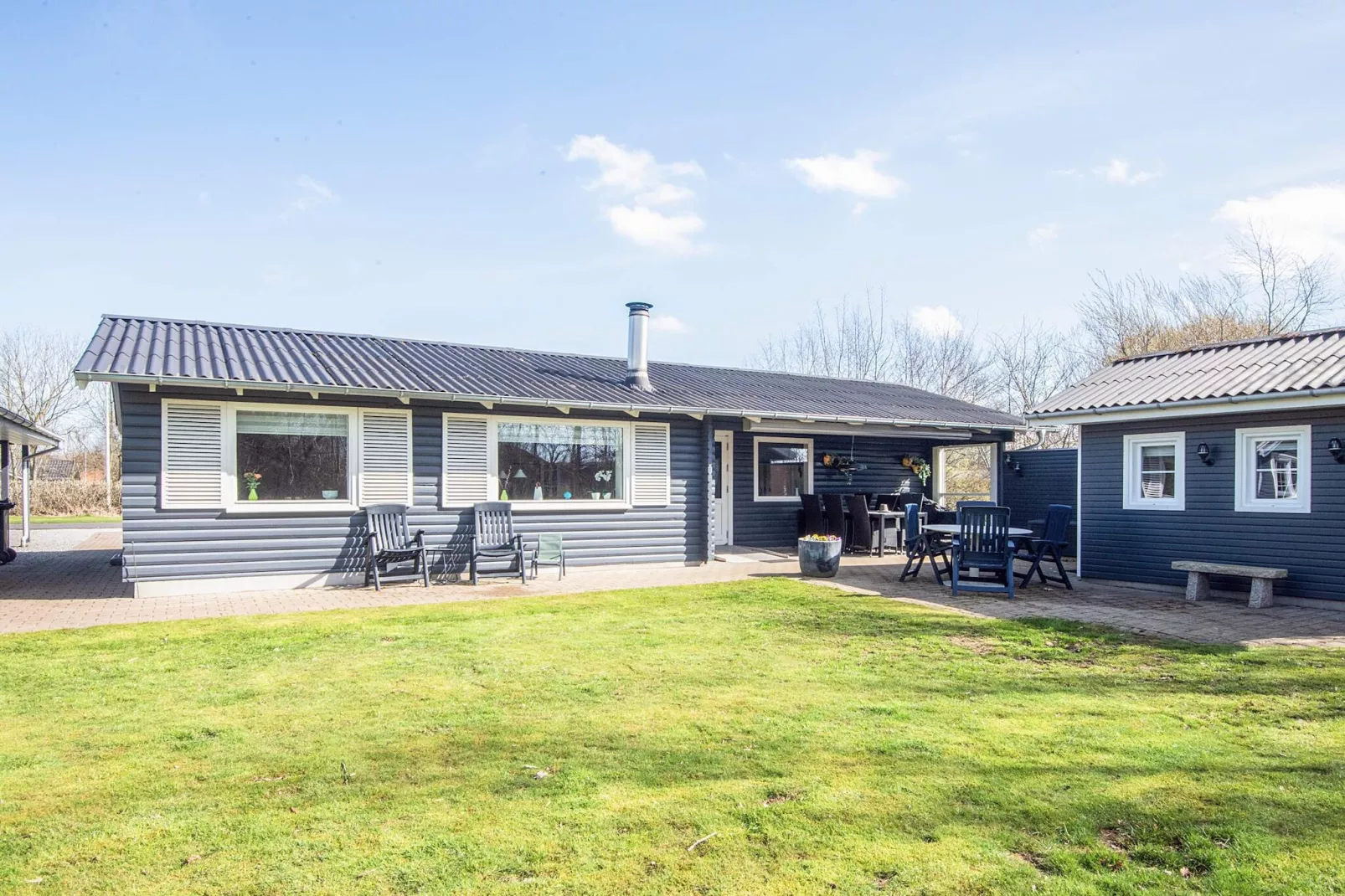 Huis met houtkachel en aanbouw