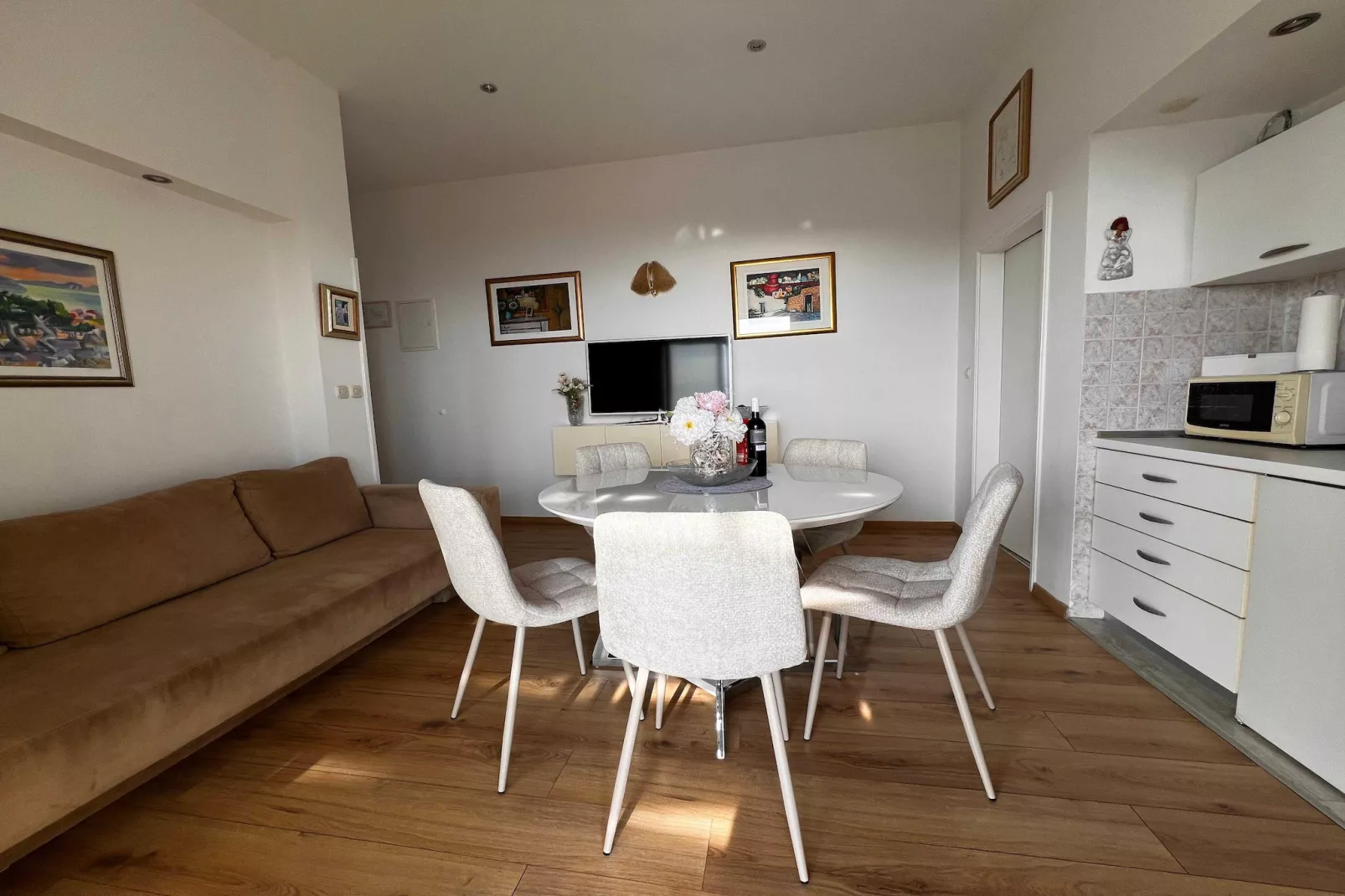 Guest House Kono - Two-Bedroom Apartment with Balcony and Sea View - Marka Gjaje Street - Eetkamer