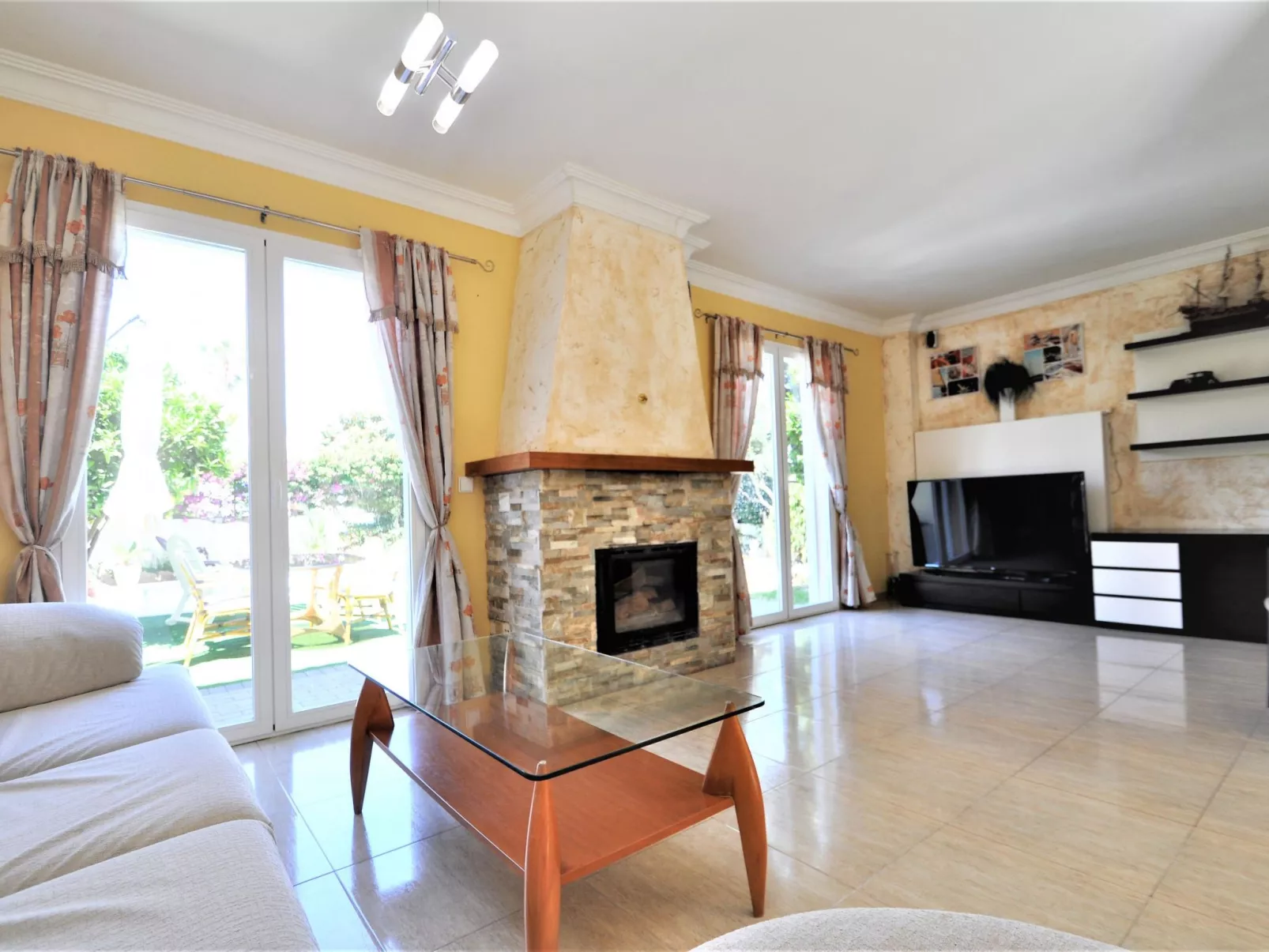 VILLA HUGO Casa en zona residencial tranquila Bahía Grande con Piscina Privada. - Buiten