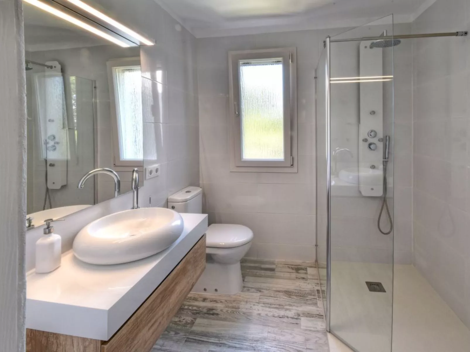 Modernes helles 3-Schlafzimmer Apartment mit Klimaanlage, 2017 komplett neu ren