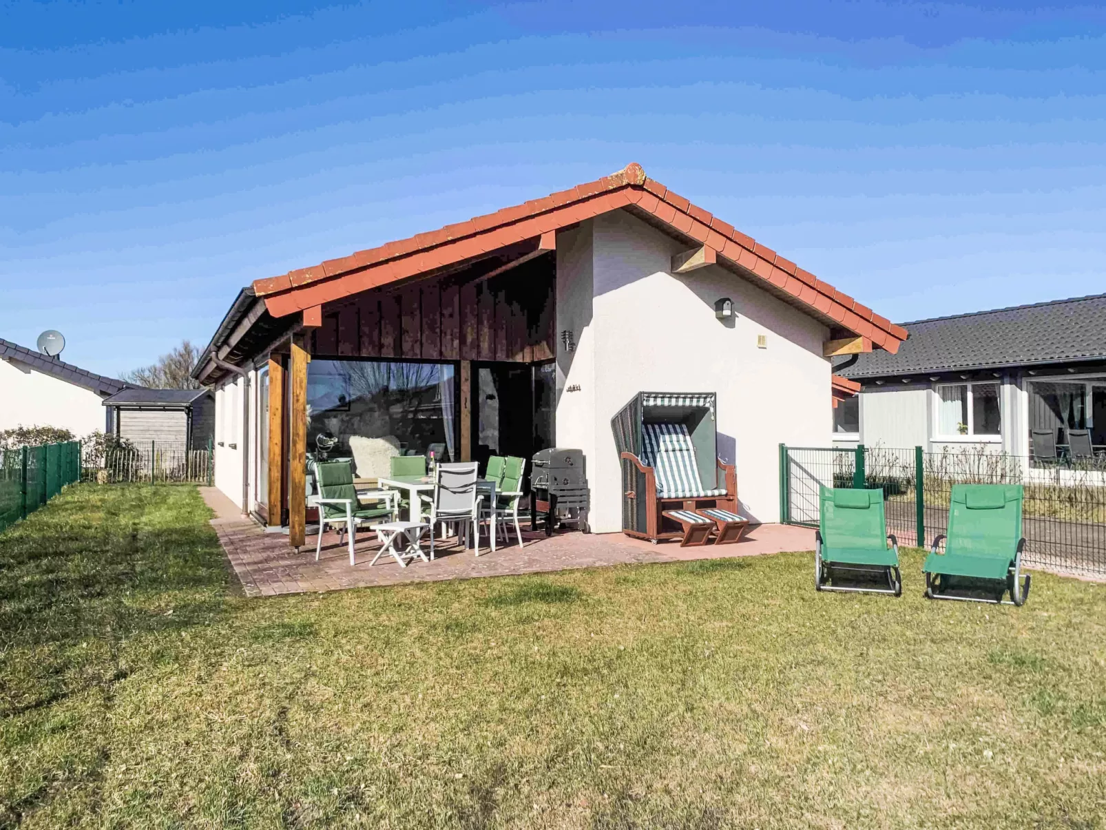 M1 Ferienhaus mit Garten, Terrasse und Carport - Buiten