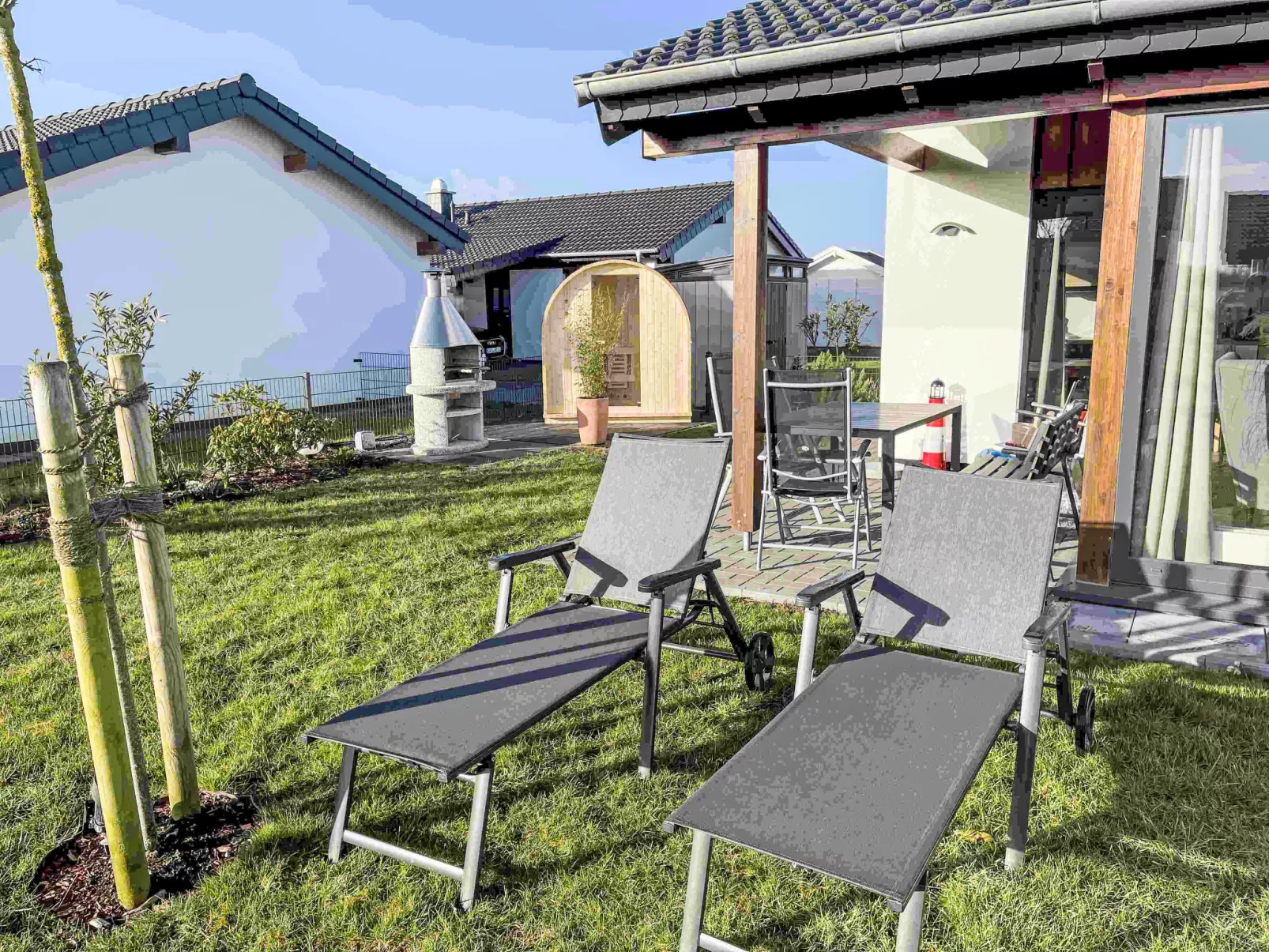 G22 Haus mit Garten, Strandkorb und Grillkamin - Buiten