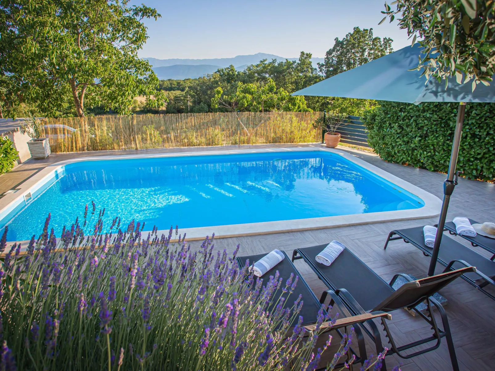 Großes Ferienhaus in Gornji Vinjani mit Pool