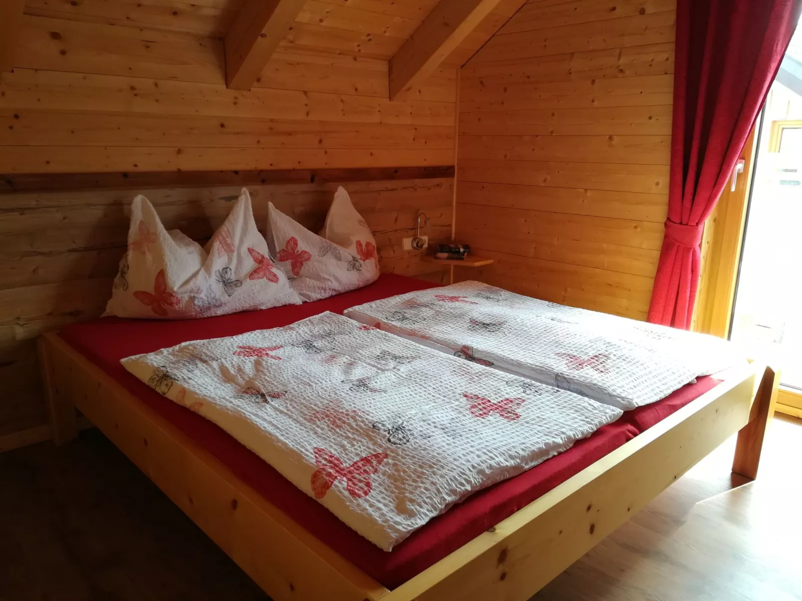 Gemütliche Bergehütte für acht Personen mit Outdoor-Badefass und Sauna