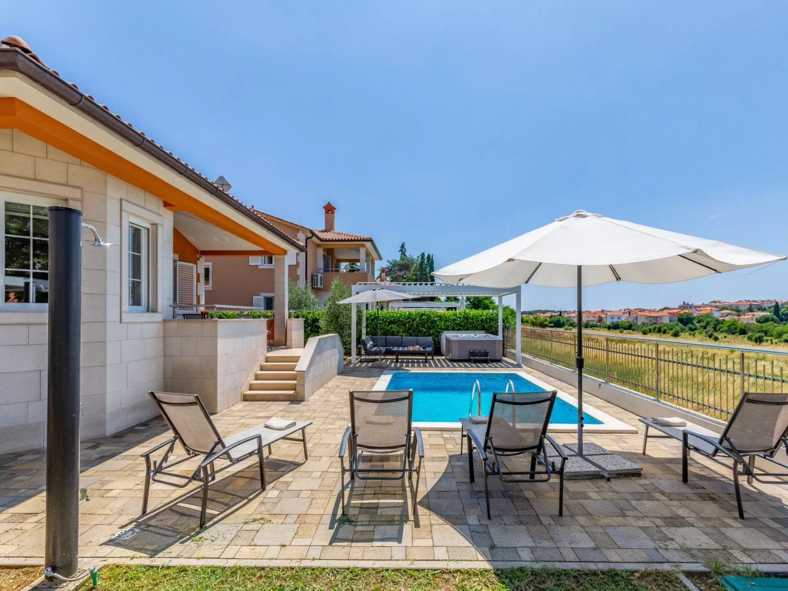 Villa Lotus 13F