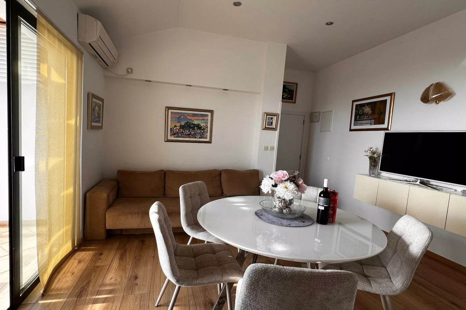 Guest House Kono - Two-Bedroom Apartment with Balcony and Sea View - Marka Gjaje Street - Eetkamer