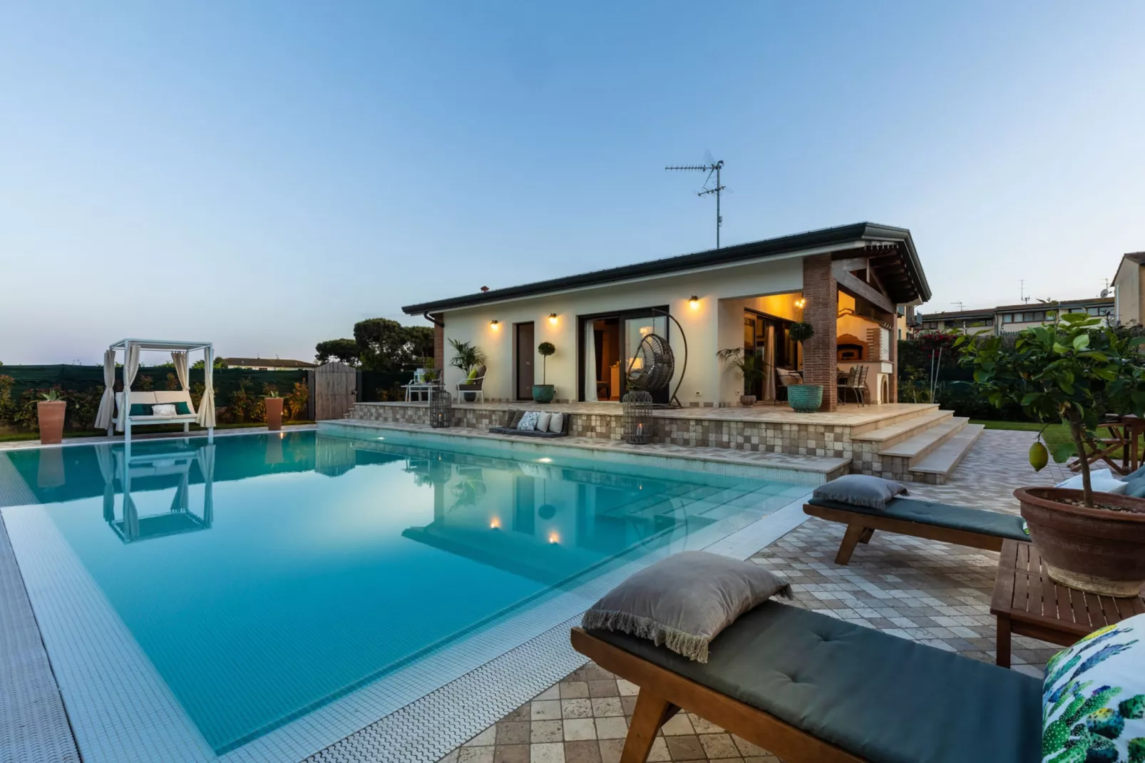 The Luxury Beach Villa - Zwembad