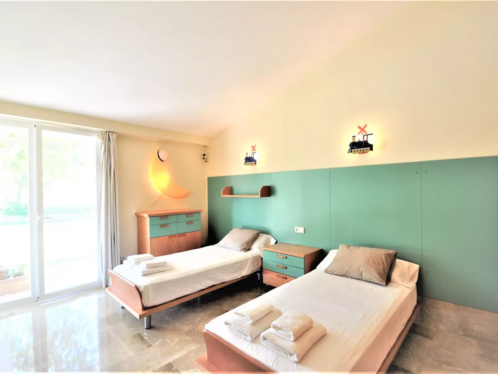 Villa con piscina y pista de tenis privada ideal para familias.  - WiFi Gratis - Binnen