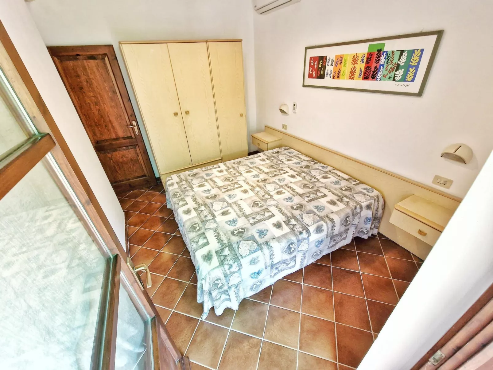 Zweizimmerwohnung mit Schlafzimmer mit Doppelbett und Schlafsofa - Image-tags.info