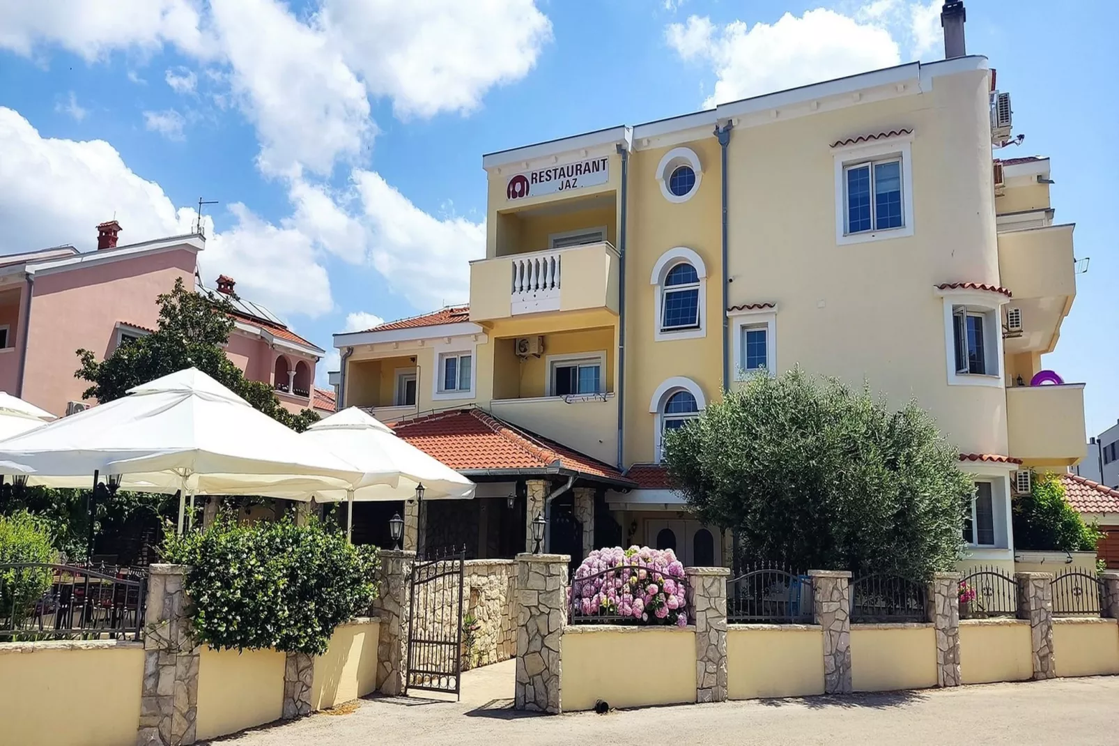 Beachfront apartment Mareo 4 - Buitenkant zomer