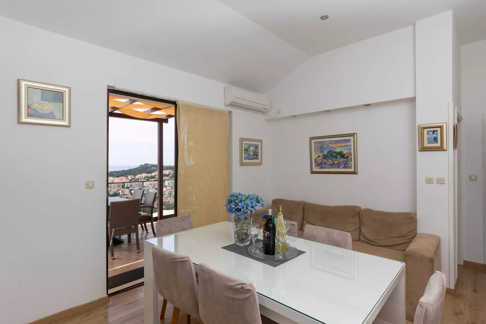 Guest House Kono - Two-Bedroom Apartment with Balcony and Sea View - Marka Gjaje Street - Eetkamer
