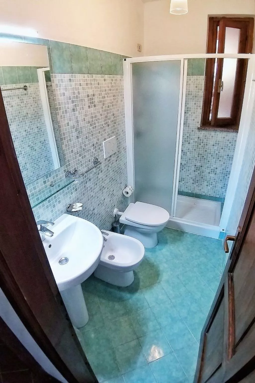 Zweizimmerwohnung mit Schlafzimmer mit Doppelbett und Schlafsofa - Image-tags.info