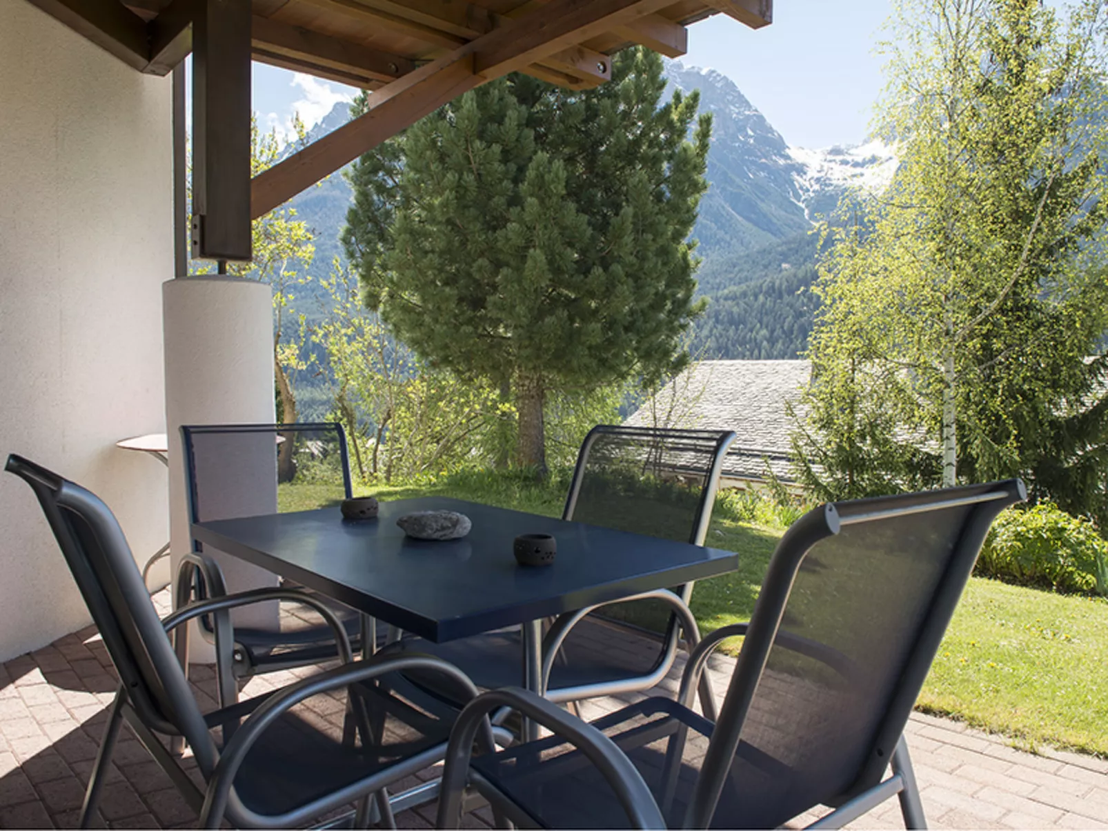 Chasa Bainvgnü, (Scuol). - Buiten