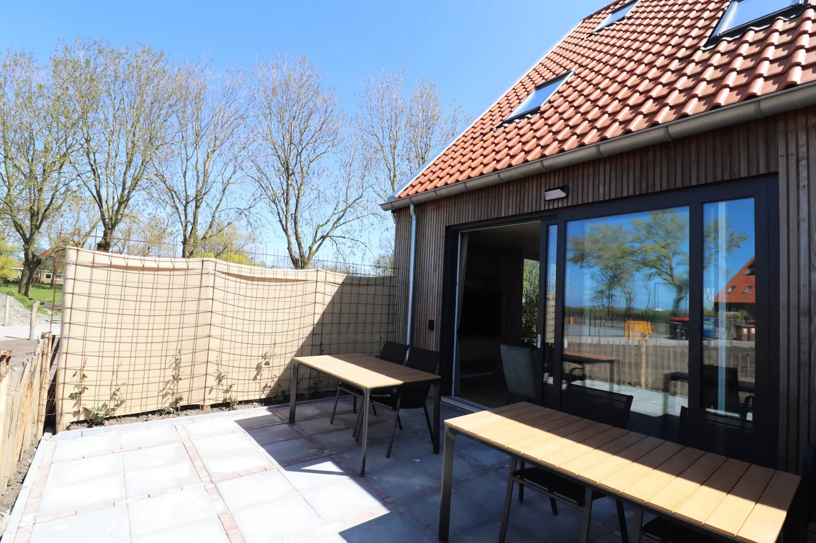 Moderne hoekvilla middenin Friesland - Terrasbalkon