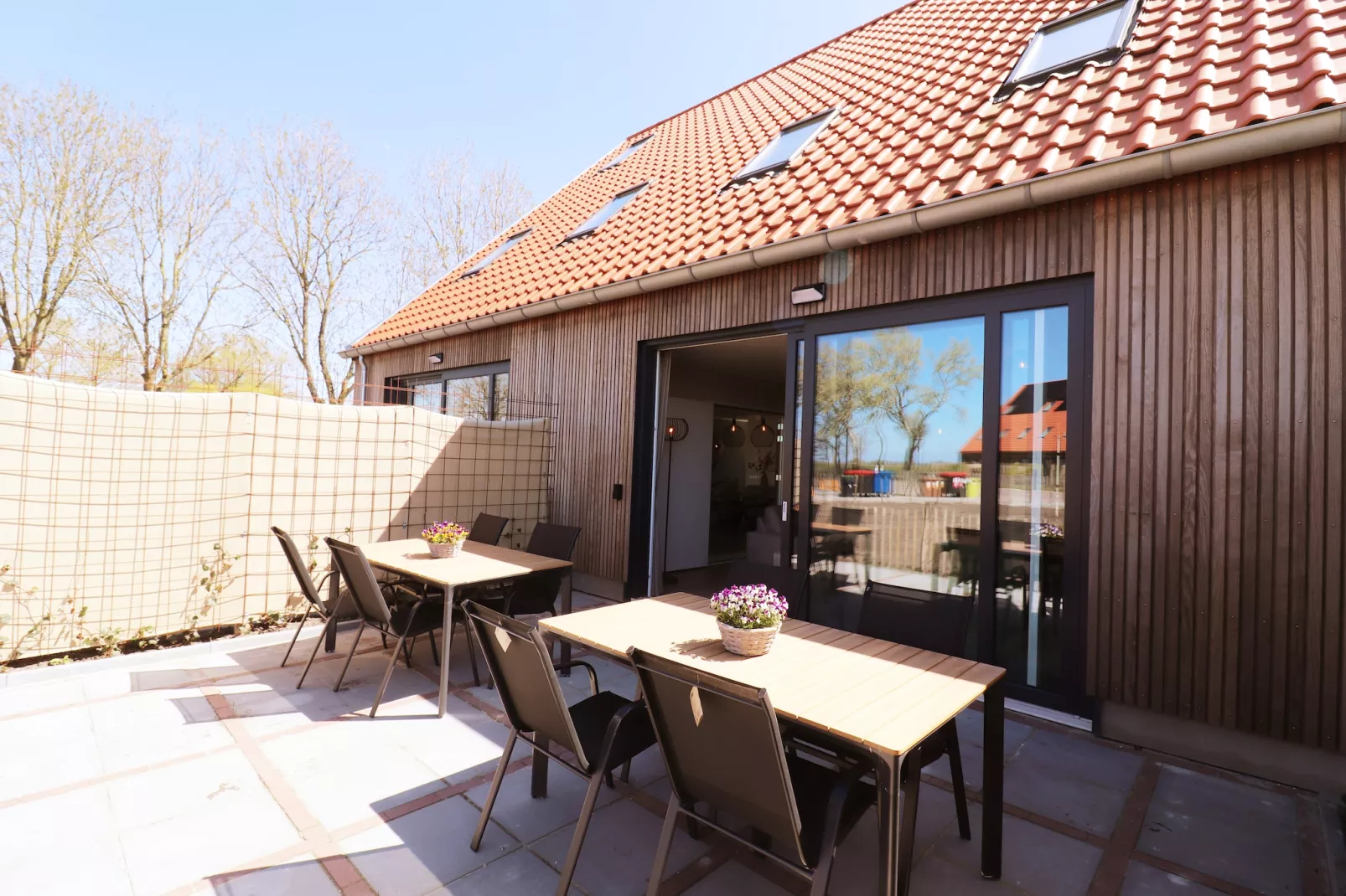 Moderne villa op het Friese platteland - Tuinen zomer