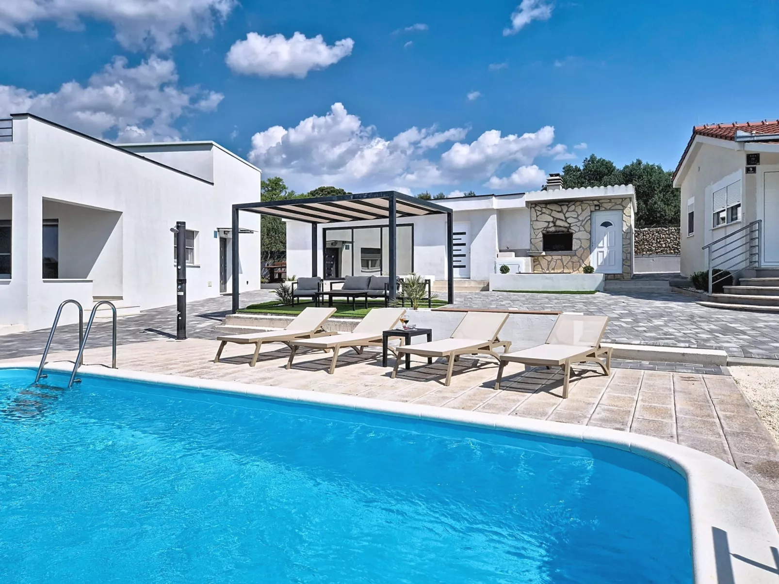 Ria with heated pool - Buiten