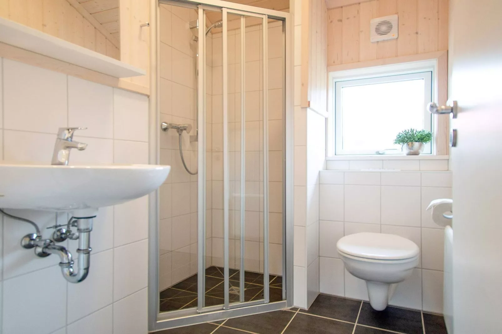 Modern Baltisch toevluchtsoord met privésauna - Binnen