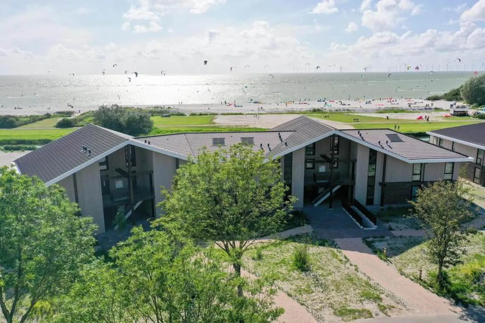Luxury Beach Apartment | 4 Pers. - Buitenkant zomer
