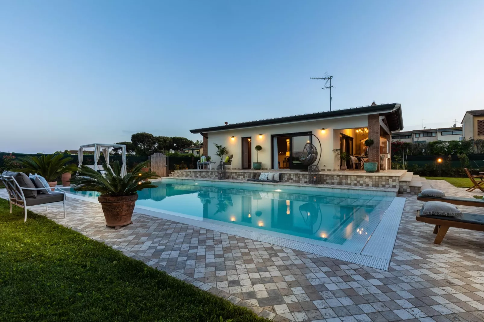 The Luxury Beach Villa - Zwembad