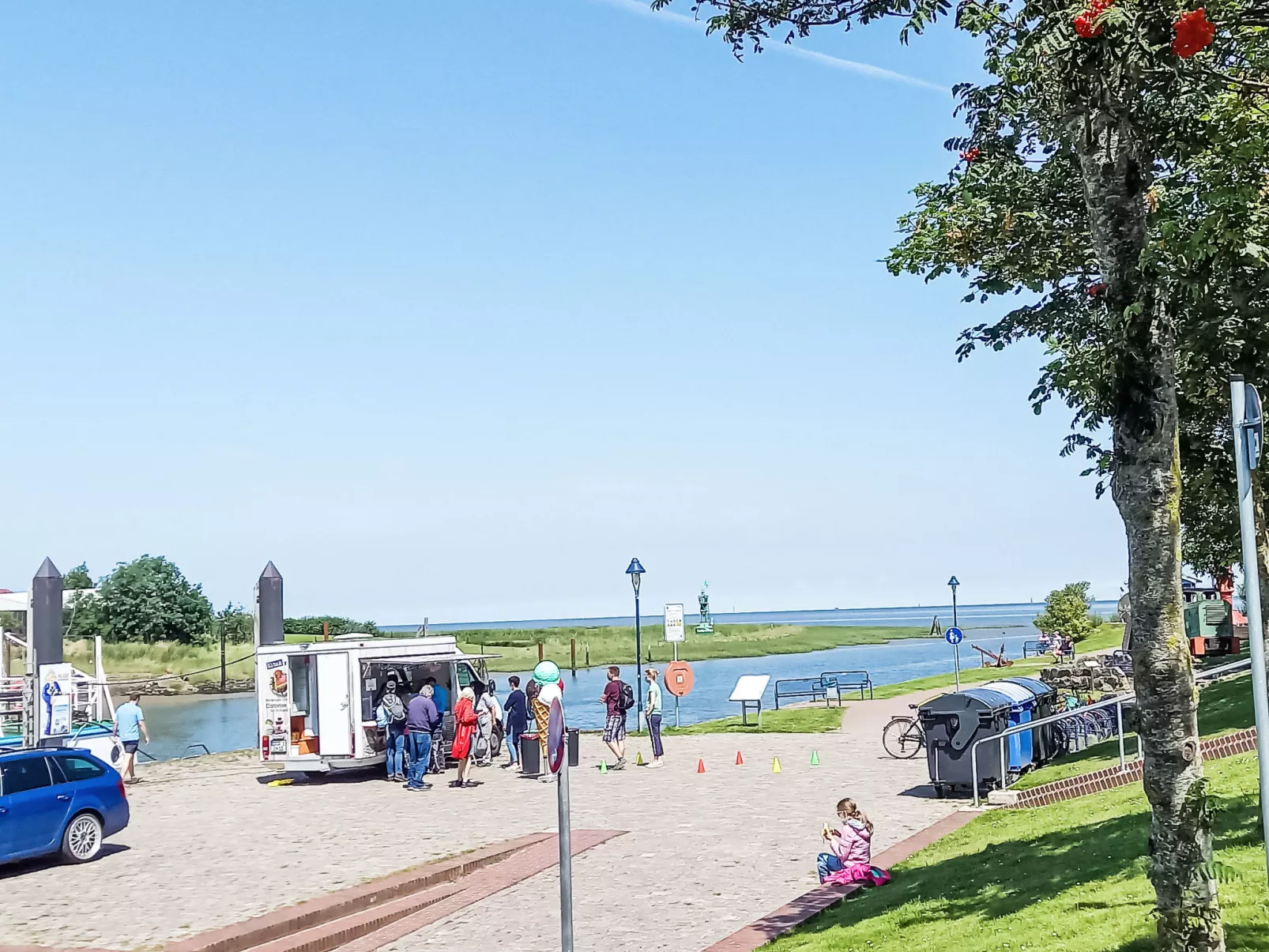 Uriges Ferienhaus mit Garten und Grill - Buiten