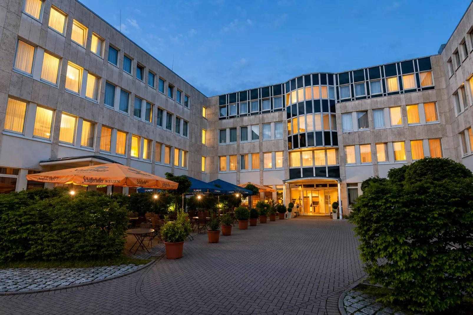 Holiday Inn Frankfurt Neu-Isenb - Deluxe Double room - Buitenkant zomer
