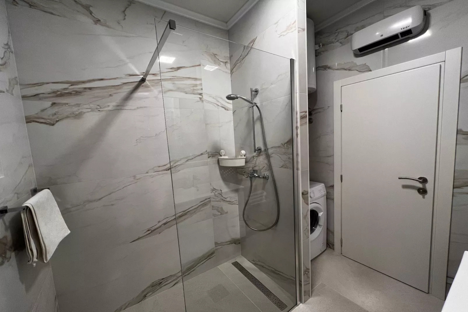 Guest House Kono - Two-Bedroom Apartment with Balcony and Sea View - Marka Gjaje Street - Badkamer