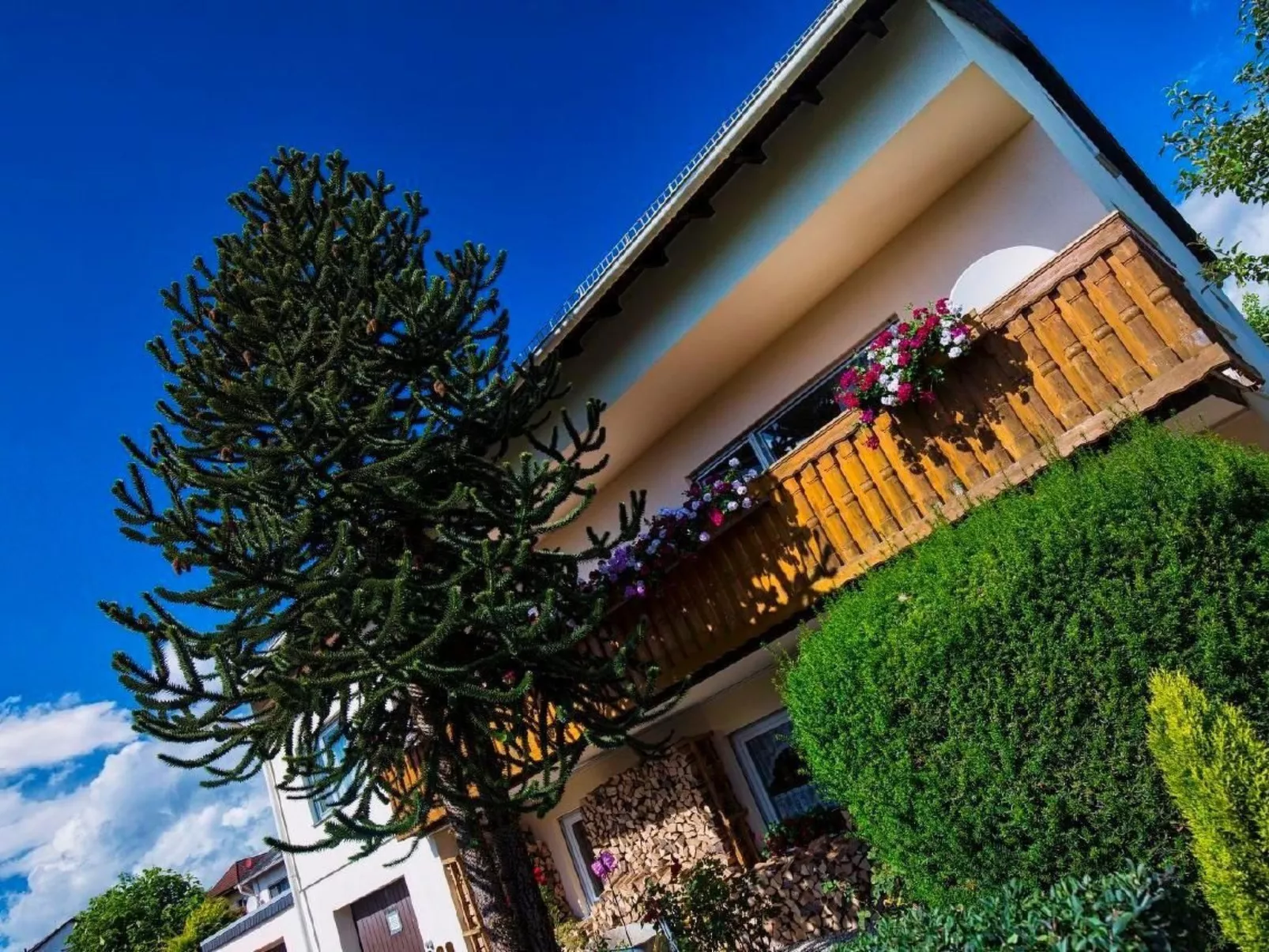 Große Wohnung in Mensfelden mit Großem Balkon - Binnen