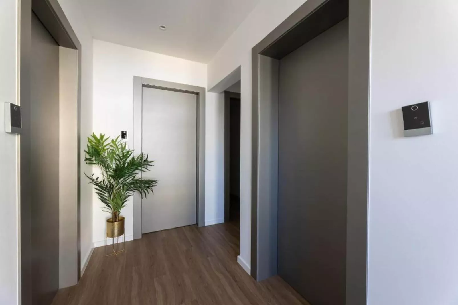 PICTAS Residence - Deluxe Double Room with Balcony and Sea View - Image-tags.hotelfacilitiesandservices