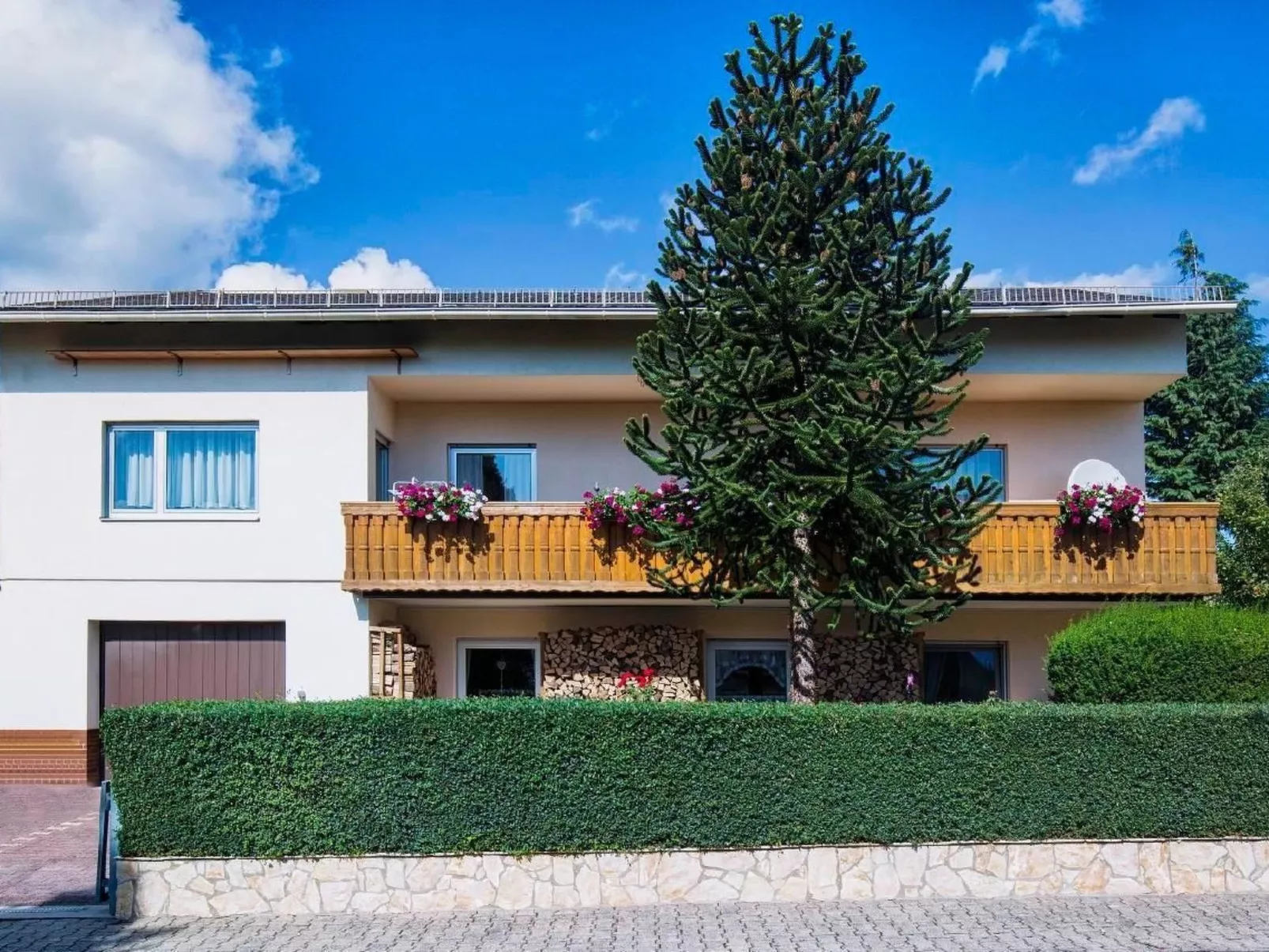 Große Wohnung in Mensfelden mit Großem Balkon - Binnen